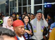 Tiba di Bandara Haluoleo, Gubernur Cantik Sherly Tjoanda Diserbu Fans & Kerukunan Keluarga Maluku
