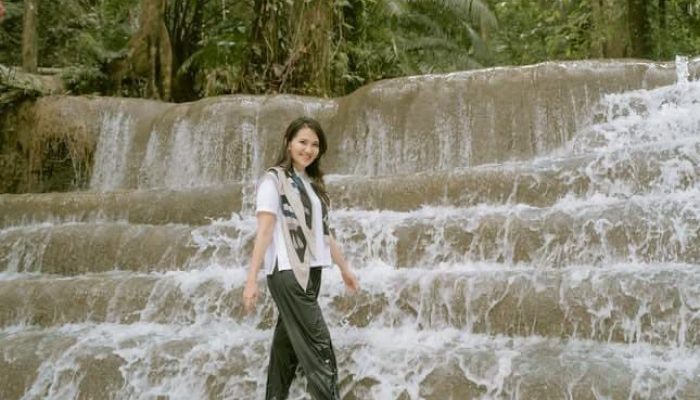 Sherly Tjoanda Tur Wisata Air Terjun Moramo di Sela Agenda Rakornas Produk Hukum Daerah