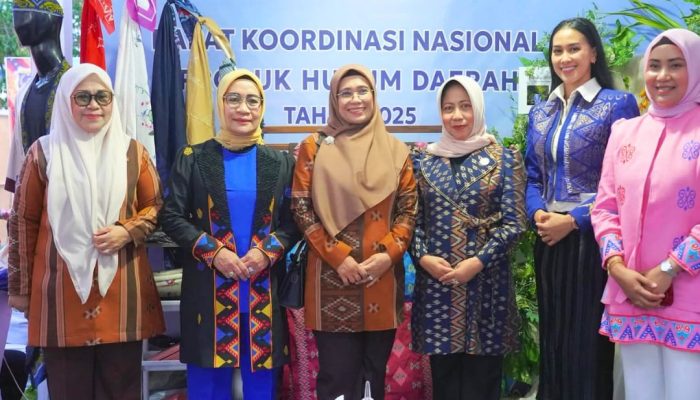 Ketua Dekranasda Sultra Sambangi Stand Dekranasda Koltim Saat Rakornas PHD