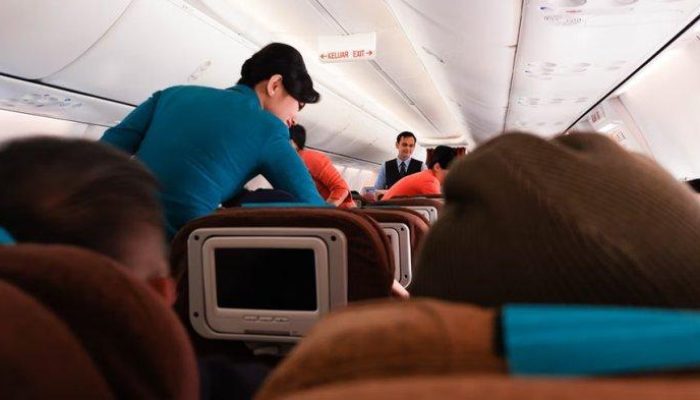Kenapa Pramugari Kerap Melirik Sepatu Penumpang saat Naik Pesawat? Ini Alasannya