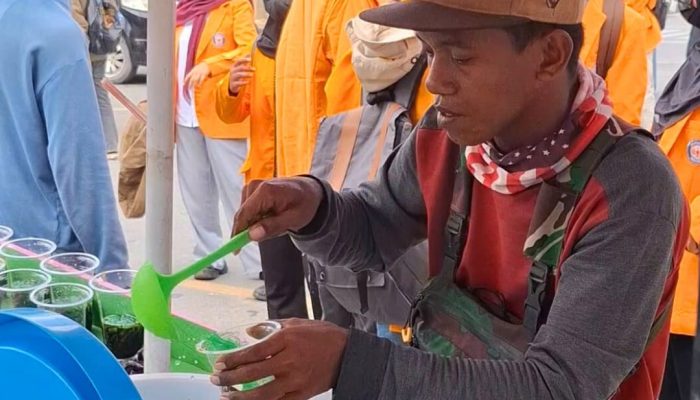 Demo Core Warga Kota Kendari di DPRD Sultra: Pedagang Es Dawet Panen Cuan