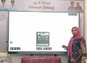Wagub Hugua Tunaikan Janji: SMAN 2 Kendari Punya 10 Smartboard, Siswa Jadi Betah di Kelas