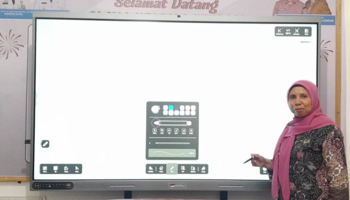 Wagub Hugua Tunaikan Janji: SMAN 2 Kendari Punya 10 Smartboard, Siswa Jadi Betah di Kelas