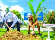 ASR Ikut Tanam Pohon Kelapa Serentak & Beri Bantuan Sosial di Lapas Kelas II Kendari