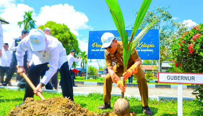 ASR Ikut Tanam Pohon Kelapa Serentak & Beri Bantuan Sosial di Lapas Kelas II Kendari