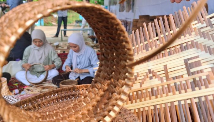 Mendukung Kemandirian Ekonomi & Merawat Kearifan Lokal dari Tradisi Anyaman Teduhu