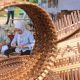 Penganyam serat Teduhu 'Nuha Handicraft' di Galeri UMKM Kareso Anatowa. Pengrajin Teduhu kini menurun, dilakoni kalangan generasi muda Sorowako. PT Vale memberi support pengembangan ekonomi kreatif masyarakat berbasis kearifan lokal pada produk anyaman Teduhu.