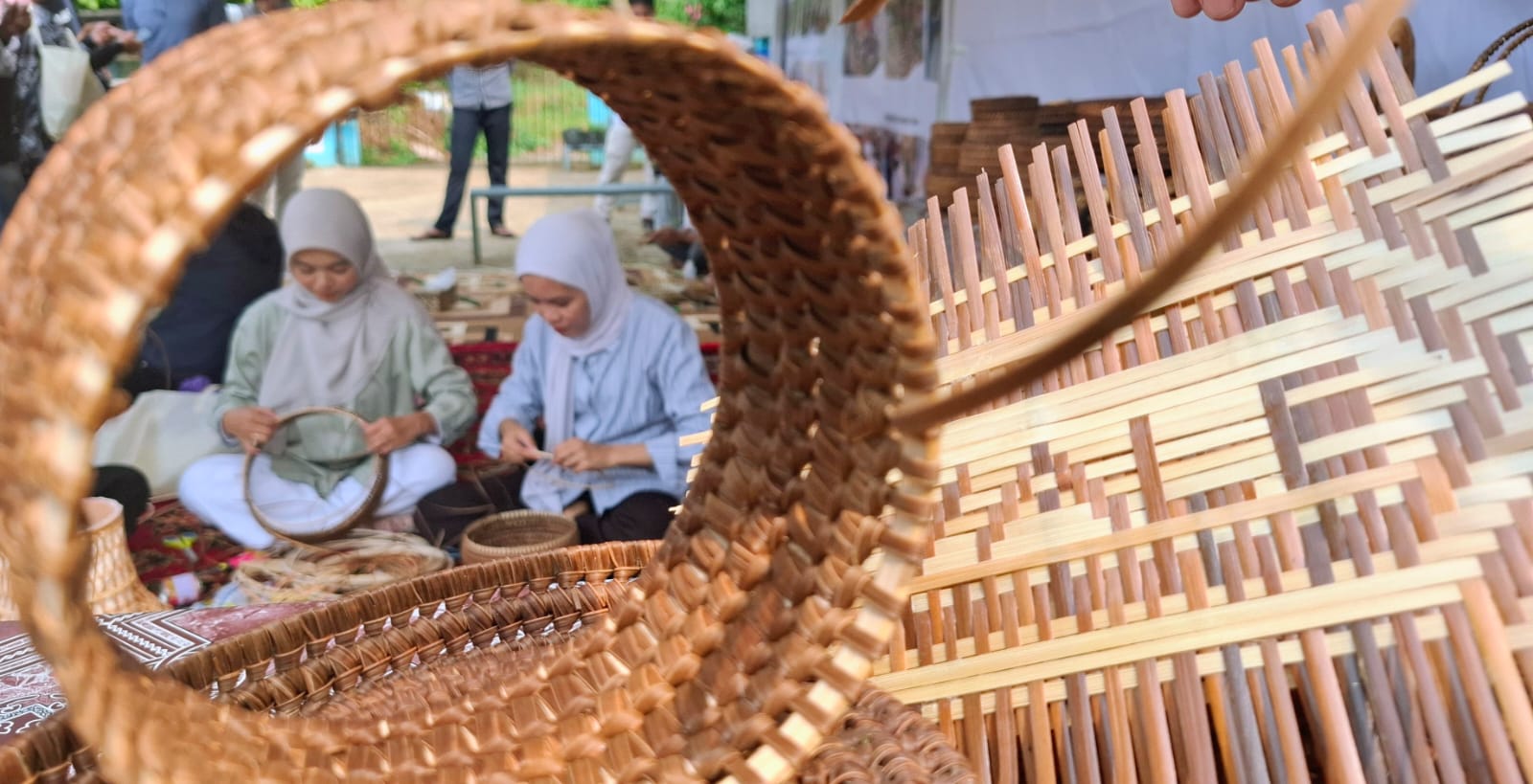 Penganyam serat Teduhu 'Nuha Handicraft' di Galeri UMKM Kareso Anatowa. Pengrajin Teduhu kini menurun, dilakoni kalangan generasi muda Sorowako. PT Vale memberi support pengembangan ekonomi kreatif masyarakat berbasis kearifan lokal pada produk anyaman Teduhu.