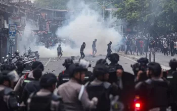 Situasi-Terkini-Demo-Buruh-28-Agustus-2025-di-DPR-Ini-Tuntutan-dan-Link-CCTV-untuk-Pantau-Aksi-1476022152.webp 3