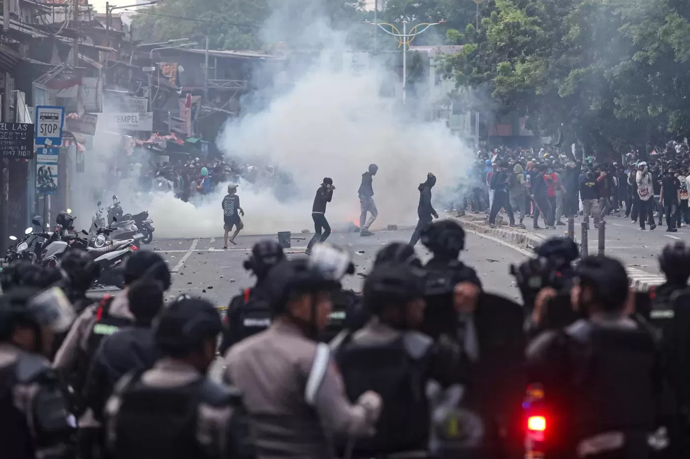 Situasi-Terkini-Demo-Buruh-28-Agustus-2025-di-DPR-Ini-Tuntutan-dan-Link-CCTV-untuk-Pantau-Aksi-1476022152.webp 3