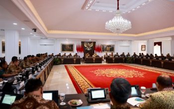 Presiden Prabowo Subianto memimpin rapat.