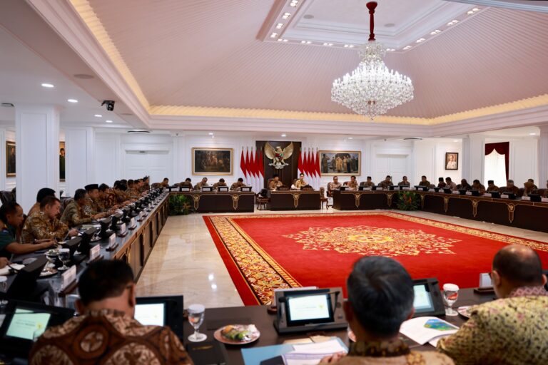 Presiden Prabowo Subianto memimpin rapat.