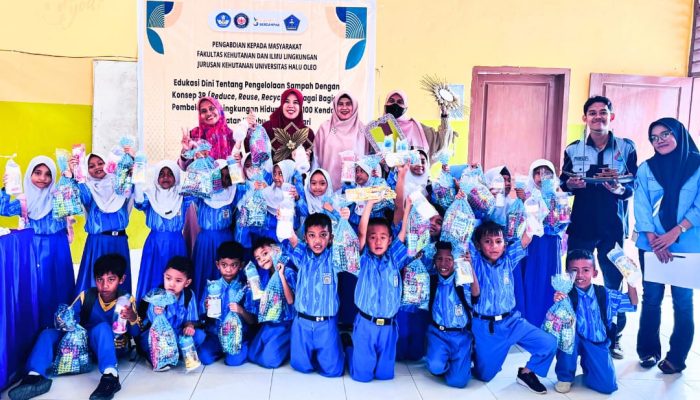 Fakultas Kehutanan & Ilmu Lingkungan UHO Beri Edukasi Dini Tips Olah Sampah Konsep 3R