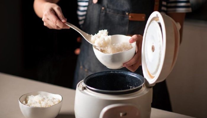 Dokter Gizi Sarankan Segera Pindah Nasi dari Rice Cooker usai Matang, Ini Alasannya