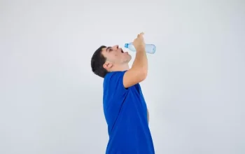 Minum Sambil Berdiri Bikin Ginjal