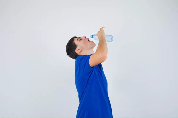Minum Sambil Berdiri Bikin Ginjal