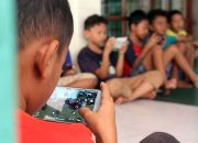 Jangan Biarkan Anak SD Banyak Main HP, Riset Ungkap Bahayanya