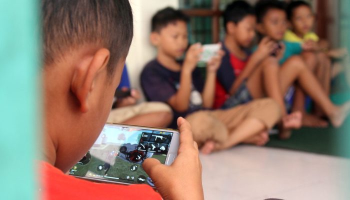 Jangan Biarkan Anak SD Banyak Main HP, Riset Ungkap Bahayanya