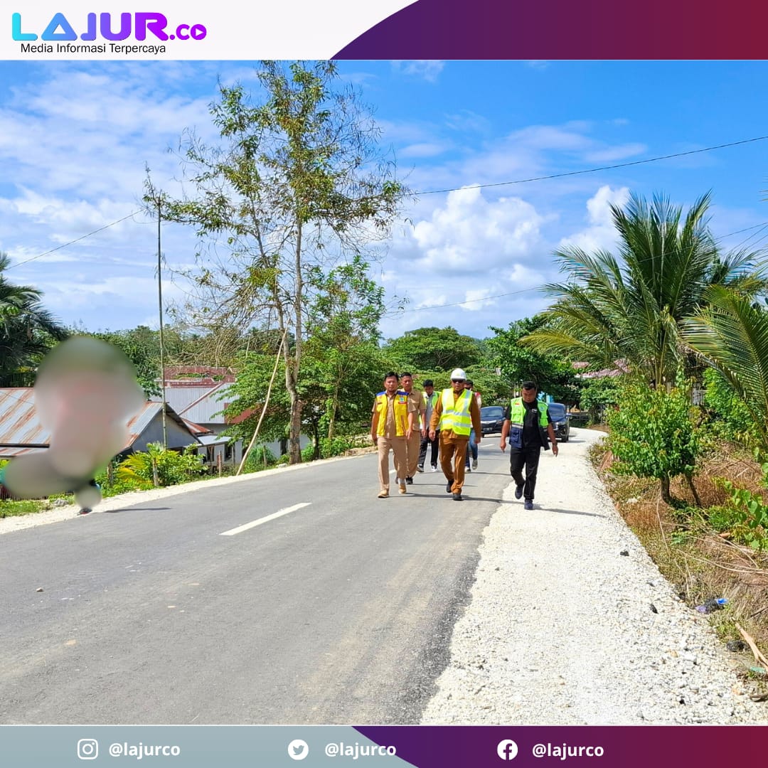 Warga masyarakat Motaha Alangga Kabupaten Konawe Selatan menikmati jalan aspal mulus dari program Jamaah Gubernur dan Wagub Sultra, ASR-Hugua.