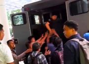Polisi Tangkap Puluhan Mahasiswa yang Ikut Aksi Demo Segel Kantor Penghubung Sultra di Jakarta