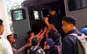 Ketgam: Oknum aparat memaksa mahasiswa yang melakukan aksi demonstrasi di Kantor Penghubung Sultra Jakarta naik ke dalam mobil polisi.
