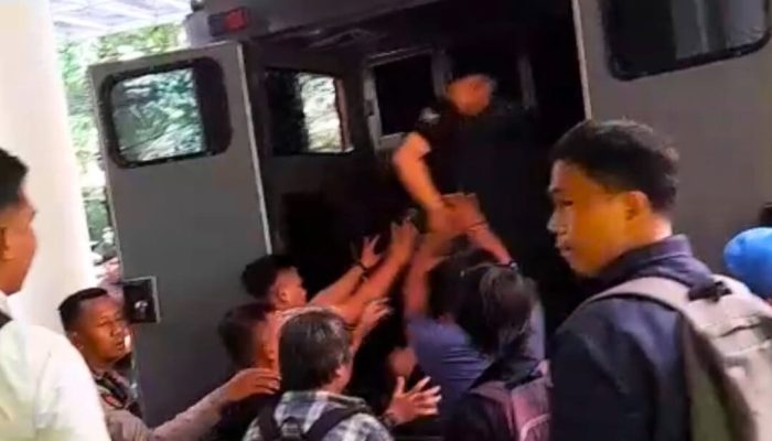 Polisi Tangkap Puluhan Mahasiswa yang Ikut Aksi Demo Segel Kantor Penghubung Sultra di Jakarta