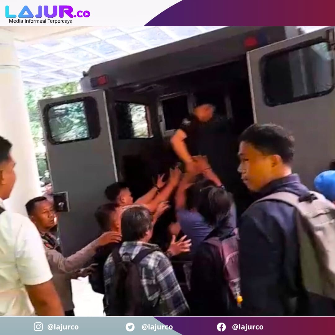 Ketgam: Oknum aparat memaksa mahasiswa yang melakukan aksi demonstrasi di Kantor Penghubung Sultra Jakarta naik ke dalam mobil polisi.