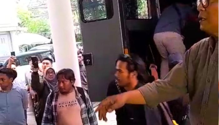 Oknum Polisi Intimidasi Jurnalis yang Liput Demo Kantor Penghubung Sultra Jakarta, Foto Ponsel Dihapus Paksa
