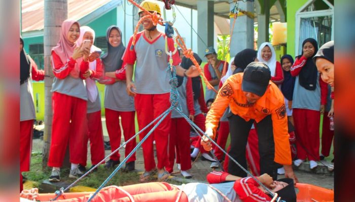 Belajar Jadi Penolong Sejak Dini, Pertamina Hadirkan Simulasi Siaga Bencana Seru di SMA 8 Mandai
