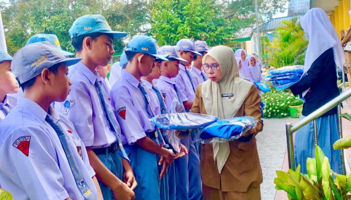 SMA Negeri 2 Kendari Salurkan 80 Seragam Gratis dari Program Gubernur ASR