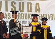 Ibu Rumah Tangga dari Wakatobi Dinobatkan sebagai Lulusan Terbaik UT Kendari