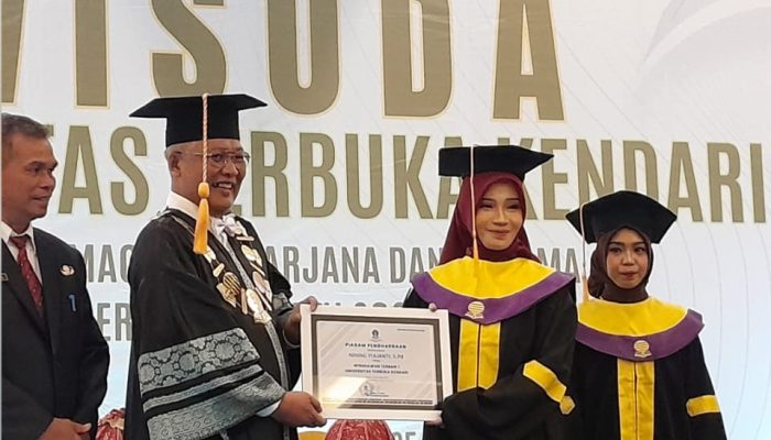 Ibu Rumah Tangga dari Wakatobi Dinobatkan sebagai Lulusan Terbaik UT Kendari