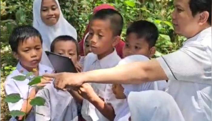 Belajar di Klinik Baca Tulis Gagasan Edi Arham, Pengajar di Pelosok Konawe Jadi Guru Inspiratif Astra Honda 2025