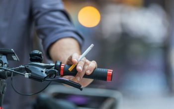 Merokok Sambil Naik Motor