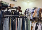 Di Tengah Larangan Impor Pakaian Bekas, Penjual Thrifting Kendari Pilih Adaptasi: “Bisnis Itu Soal Branding”