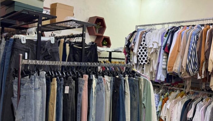 Di Tengah Larangan Impor Pakaian Bekas, Penjual Thrifting Kendari Pilih Adaptasi: “Bisnis Itu Soal Branding”