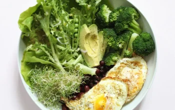 telor dan sayuran hijau