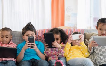 Dua Platform Kooperatif Sebelum penerapan aturan tersebut, Kementerian Komunikasi dan Digital (Komdigi) telah meminta sejumlah platform digital untuk menyampaikan komitmen dan rencana aksi kepatuhan terhadap aturan baru. Berdasarkan evaluasi terbaru pemerintah hingga Jumat malam pukul 21.30 WIB, sejumlah platform disebut telah menunjukkan tingkat kepatuhan yang berbeda-beda. Meutya menyebut dua platform yang dinilai paling kooperatif dalam memenuhi ketentuan PP Tunas adalah platform X dan Bigo Live. Platform X, dikatakan Meutya, telah menaikkan batas usia minimum pengguna menjadi 16 tahun sejak 17 Maret 2026. Kebijakan tersebut juga telah dimasukkan ke dalam panduan pengguna serta aturan komunitas mereka. "Platform X juga telah memberikan komitmen untuk melakukan identifikasi dan penonaktifan akun pengguna di bawah usia tersebut mulai esok," ucapnya. Sementara itu, Bigo Live menaikkan batas usia pengguna menjadi 18 tahun dalam perjanjian pengguna serta kebijakan privasi. Platform ini juga mengajukan perubahan klasifikasi usia aplikasi di toko aplikasi dari 13 tahun menjadi 18+. Selain itu, Bigo Live melaporkan akan menerapkan sistem moderasi berlapis yang memanfaatkan kecerdasan buatan serta verifikasi manual untuk memantau akun pengguna yang diduga berada di bawah usia yang diperbolehkan. Disampaikan Menkomdigi, ada dua platform lain, yakni Roblox dan TikTok dinilai baru menunjukkan kepatuhan sebagian. Baca Juga : Roblox Perketat Keamanan Anak di RI, Patuhi Aturan Komdigi Roblox disebut tengah menyiapkan penyesuaian fitur bagi pengguna di bawah usia 13 tahun dengan membatasi aktivitas permainan secara offline. Sedangkan TikTok telah menyampaikan komitmen untuk menonaktifkan akun pengguna di bawah usia 16 tahun secara bertahap. Platform tersebut juga dijadwalkan mengumumkan peta jalan operasional bagi pengguna usia 14 hingga 15 tahun. Meski demikian, pemerintah menegaskan seluruh platform digital yang beroperasi di Indonesia wajib mematuhi aturan tersebut. "Tidak ada kompromi dalam hal kepatuhan. Setiap entitas bisnis yang beroperasi di Indonesia wajib mematuhi hukum yang berlaku di Indonesia," tegas Meutya.