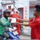 Program Ramadan Pertamina: Petugas SPBU di Sultra Bagikan Takjil ke Pengendara
