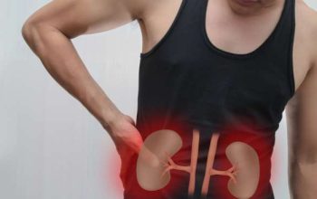 CLOSE AD SCROLL TO CONTINUE WITH CONTENT Home Berita Sehat Wellness & Diet Konsultasi Seks Sehat True Story Asah Otak Foto Video Infografis Indeks Terpopuler Koleksi Pilihan Tanya Dokter & Ahli Tes Psikologi Bank Obat Bank Penyakit Berbagi konsultasi kesehatan di sini Kirim detikHealth Berita detikHealth Ciri-ciri Urine yang Bisa Jadi Tanda Kerusakan Ginjal di Usia Muda Sarah Oktaviani Alam - detikHealth Kamis, 30 Apr 2026 06:00 WIB Foto ilustrasi: Getty Images/Sewcream Jakarta - Perubahan pada urine ternyata bisa menjadi sinyal awal adanya gangguan ginjal. Sebab, ginjal bekerja menyaring darah, membuang racun, dan menjaga keseimbangan cairan tubuh. Ketika fungsi ginjal mulai terganggu, tanda-tandanya kerap lebih dulu terlihat saat buang air kecil. Hal ini yang perlu diperhatikan untuk mendeteksi lebih dini gangguan pada ginjal. Ahli urologi di Ruby Hall Clinic, India, Dr Bhati Singh Bhoopat, mengatakan perubahan kecil yang terus berulang pada urine sebaiknya tidak diabaikan. Hal senada juga disampaikan Dr Varun Mittal dari Artemis Hospitals. SCROLL TO CONTINUE WITH CONTENT "Salah satu tanda pertama dan paling jelas bahwa ginjal tidak berfungsi dengan baik sering terlihat pada urine," ujar Dr Mittal, dikutip dari Times of India. Berikut beberapa perubahan urine yang bisa menjadi tanda awal kerusakan ginjal: ADVERTISEMENT Baca juga: Kepala BGN Sebut MBG Bikin Badan Anak Makin Tinggi-Bugar Seperti di Jepang 1. Urine Berbusa Terus-menerus Sedikit gelembung atau busa setelah buang air kecil masih bisa dianggap normal. Tetapi, bila urine tampak berbusa tebal dan bertahan lama, kondisi ini patut diwaspadai. "Ketika memiliki urine berbusa yang tampak mirip dengan telur yang digoreng atau buih di bir, biasanya itu menandakan proteinuria," kata Dr Bhoopat. Proteinuria terjadi saat saringan ginjal melemah sehingga protein bocor ke urine. Padahal protein seharusnya tetap berada di aliran darah. "Jika selalu berbusa, itu bisa menjadi tanda terlalu banyak protein yang bocor ke dalam urine," tambah Dr Mittal. 2. Urine Berubah Warna Urine normal umumnya berwarna kuning pucat. Jika berubah menjadi kuning tua, cokelat, merah, atau keruh, bisa jadi ada masalah kesehatan. "Jika urine berwarna kuning tua, cokelat, merah, dan bahkan keruh, itu bisa berarti ada sesuatu yang salah," jelas Dr Mittal. Warna kemerahan bisa menandakan adanya darah dalam urine. Sementara urine keruh dapat mengarah pada infeksi atau gangguan penyaringan ginjal. 3. Sering Buang Air Kecil di Malam Hari Bangun sekali di malam hari untuk buang air kecil masih tergolong normal. Tetapi, bila terlalu sering, hal ini bisa menandakan fungsi ginjal menurun. "Jika mulai sering ke kamar mandi di malam hari, filter ginjal mungkin rusak," tutur Dr Bhoopat. Saat ginjal tak mampu memekatkan urine dengan baik, tubuh menghasilkan urine lebih encer. Hal inifrekuensi buang air kecil meningkat. Baca juga: Video Haru, Pria Ini Rela Donorkan Ginjal untuk Sahabat yang Sakit Kronis 4. Bau Urine Menyengat dan Keruh Urine yang keruh dan berbau tajam juga perlu diperhatikan, apalagi jika terjadi terus-menerus. Hal ini dapat terjadi saat fungsi ginjal terganggu, yang membuat racun menumpuk. "Kondisi ini membuat urine bau amonia yang busuk," ucap Dr Bhoopat. Bau urine yang kuat atau tidak biasa dapat berarti adanya infeksi atau terlalu banyak limbah dalam tubuh. 5. Muncul Rasa Nyeri, Terbakar, atau muncul Darah Nyeri saat buang air kecil bukan sekadar rasa tak nyaman. Ini bisa menandakan infeksi atau peradangan pada saluran kemih yang berisiko menjalar ke ginjal. "Infeksi dan peradangan dapat menjadi penyebab nyeri, ketidaknyamanan, dan sensasi terbakar," imbuh Dr Mittal. Ia menegaskan adanya darah dalam urine, meski sedikit, bukan kondisi normal. Darah pada urine dapat berkaitan dengan batu ginjal, infeksi, hingga penyakit ginjal yang lebih serius. Baca juga: Pria Surabaya Kena Kanker Ginjal di Usia 30-an, Keluhkan Gejala Awal Seperti Ini (sao/naf) kerusakan ginjal ciri-ciri urine perubahan warna urine gejala penyakit ginjal ginjal rusak Belanja di AZKO Dapat Cashback-Bonus 2x Koin hingga 5 Mei 2026 0 Tautan telah disalin Komentar Kirim Komentar Belum ada komentar. Jadilah yang pertama berkomentar di sini Berita Terkait Ciri-ciri Urine yang Bisa Jadi Tanda Peradangan Ginjal di Usia Muda Waspadai Jika Urine Seperti Ini, Bisa Jadi Tanda Sakit Ginjal-Infeksi 9 Tanda Ginjal Tak Sehat yang Bisa Dilihat dari Urine hingga Bau Mulut Dokter Ungkap Ciri Urine yang Menandakan Ginjal Sehat Waspada! Seperti Ini Ciri-ciri Urine Pertanda Kanker Ginjal pada Anak Rekomendasi untuk Anda detikHealth Awal Mula Pria Jakut Kena Kanker Limfoma di Usia 25 Tahun, Sempat Telat Dicek Wolipop Sosok Puteri Indonesia Riau Dicabut Gelarnya, Tersangka Facelift Ilegal Promoted Optik Melawai, Pusat Kacamata & Lensa Terlengkap. Banyak Promo! Wolipop Pesona Bumil Alyssa Daguise di Nikahan El Rumi-Syifa Hadju, Cantiknya Unreal Selengkapnya Berita Terpopuler #1 Peserta London Marathon Ini Lari Sambil Gendong Kulkas 25 Kg, Alasannya Bikin Haru #2 Penghuni Apartemen Mediterania Jakbar Ngeluh Sesak Napas, Ini Bahaya Hirup Asap Kebakaran #3 Fecelift Ilegal Seret Eks Putri Indonesia Riau, Dokter Bedah Plastik Ungkap Aturannya #4 Studi CISDI: Lebih dari 60 Persen Makanan Kemasan Masuk Nutri-Level Kategori D #5 BPOM Sidak 5 Dapur MBG Meski Minim Anggaran, Ini Temuannya Lihat Selengkapnya part of Redaksi Pedoman Media Siber Karir Kotak Pos Info Iklan Privacy Policy Disclaimer Download aplikasi detikcom Copyright @ 2026 detikcom, All right reserved Artikel Selanjutnya Waspada! Seperti Ini Ciri-ciri Urine Pertanda Kanker Ginjal pada Anak Baca artikel detikHealth, "Ciri-ciri Urine yang Bisa Jadi Tanda Kerusakan Ginjal di Usia Muda" selengkapnya https://health.detik.com/berita-detikhealth/d-8467363/ciri-ciri-urine-yang-bisa-jadi-tanda-kerusakan-ginjal-di-usia-muda. Download Apps Detikcom Sekarang https://apps.detik.com/detik/