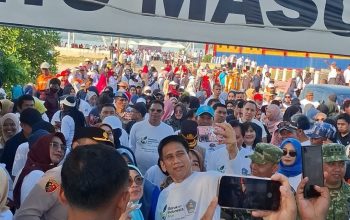 Ketgam: Wakil Menteri Dalam Negeri Akhmad Wiyagus meladeni foto selfie bersama guru disela aksi bersih-bersih sampah di kawasan Anjungan Teluk Kendari, Jumat (29/5/2026).