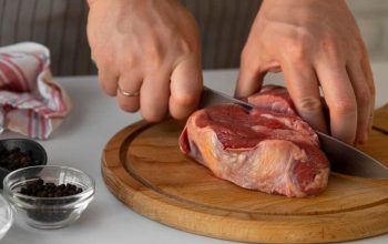 4 Cara Mudah Menghilangkan Bau Prengus Daging Kambing di Tangan