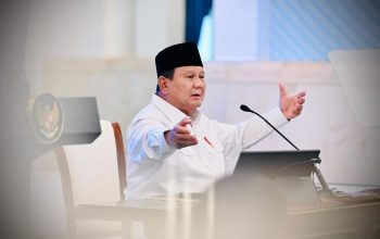 Petugas medis memeriksa kesehatan calon maba jalur SNBP UHO di Fakultas Kedokteran UHO, Senin (21/7/2026).