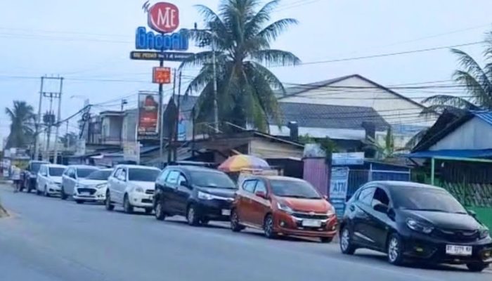 Fenomena Antrean Panjang Pertalite di SPBU Kota Kendari yang Tembus 2 Kilometer