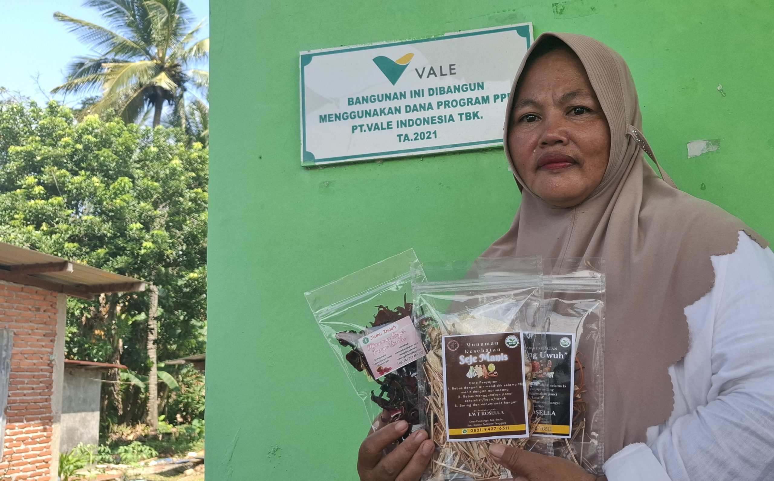 Ibu Indah Susanti, warga Desa Puuroda, Kabupaten Kolaka, menunjukkan produk jamu herbal dari tanaman pekarangan rumah yang kini menjadi sumber cuan bagi keluarganya. Ia tergabung dalam Kelompok Wanita Tani (KWT) dan menjadi penerima manfaat Program Pemberdayaan Masyarakat PT Vale Indonesia IGP Pomalaa.