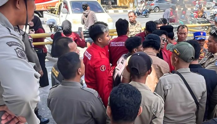 Warga BTN Kota Praja dan Mahasiswa UM Kendari Geruduk Balai Kota, Tuntut Izin Perumahan Dicabut